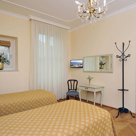 Hotel Monte Baldo E Villa Acquarone Gardone Riviera Room photo