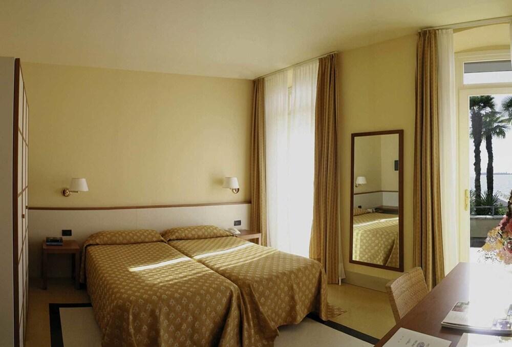 Hotel Monte Baldo E Villa Acquarone Gardone Riviera Exterior photo