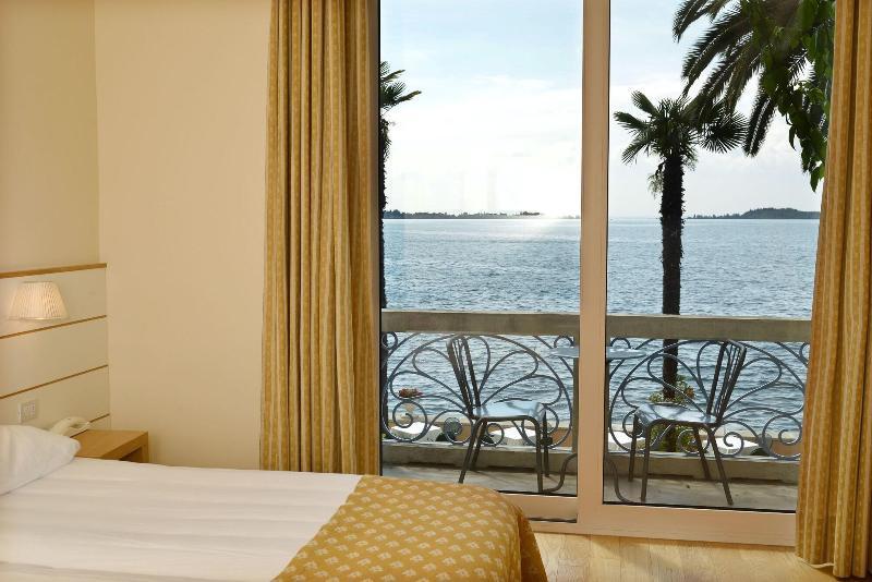 Hotel Monte Baldo E Villa Acquarone Gardone Riviera Exterior photo