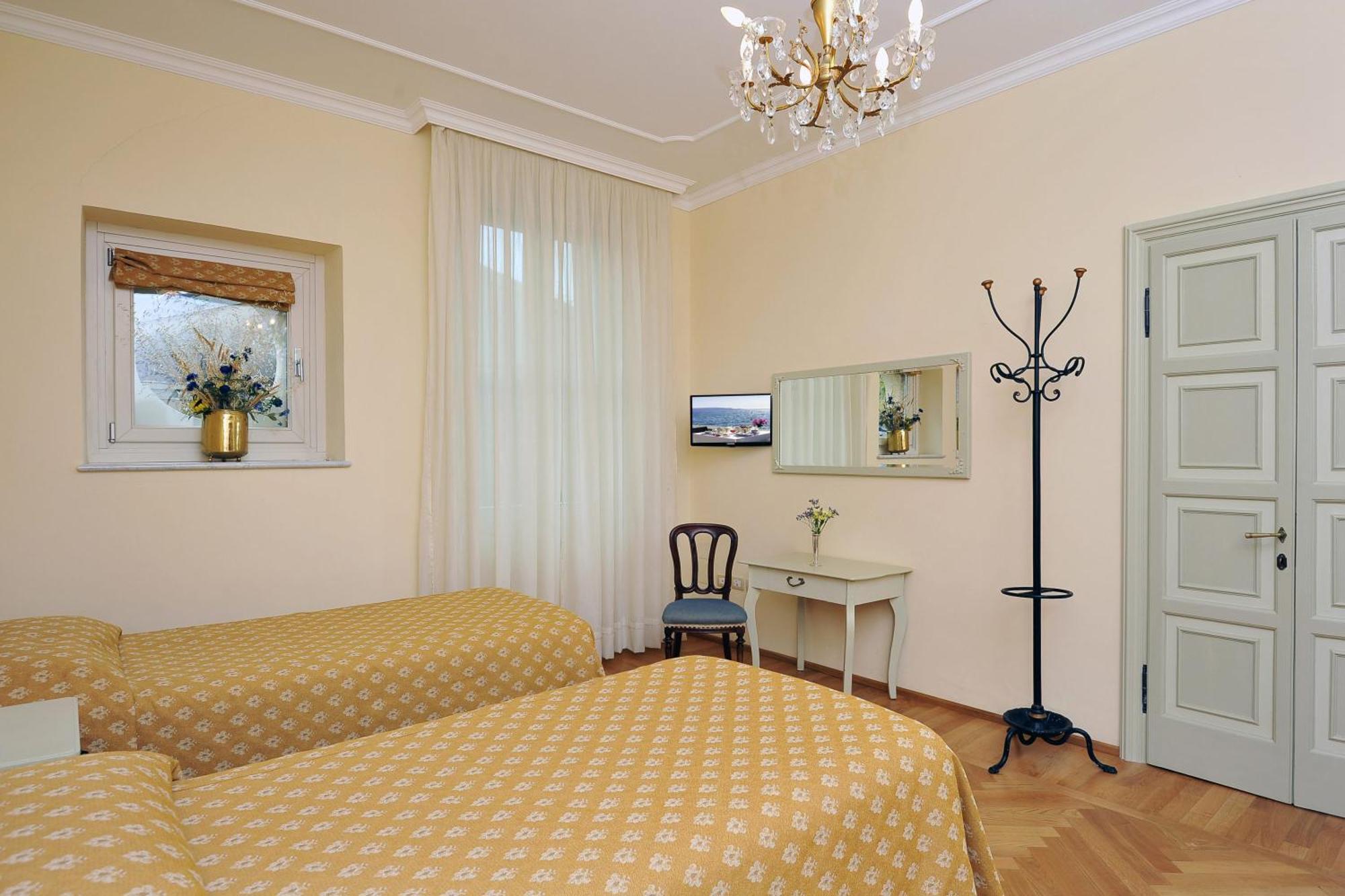 Hotel Monte Baldo E Villa Acquarone Gardone Riviera Room photo